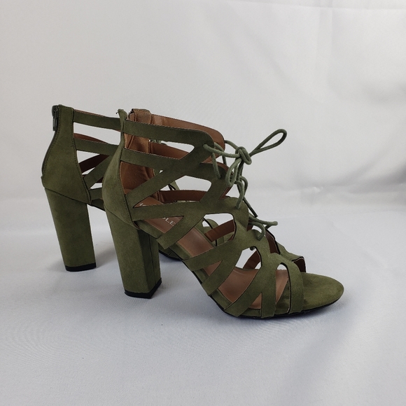 Gladiator Sandals with 3 inch heel in size 8.5 by Hotsoles - Picture 6 of 10